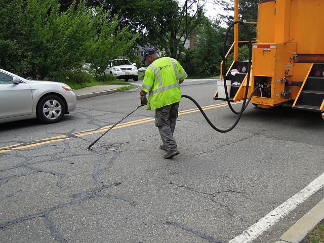 Crack Seal - герметизация и заполнение трещин на асфальте холодным и горячим способами